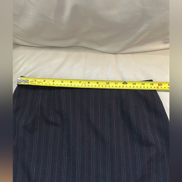 Pinstripe business skirt - Picture 3 of 6